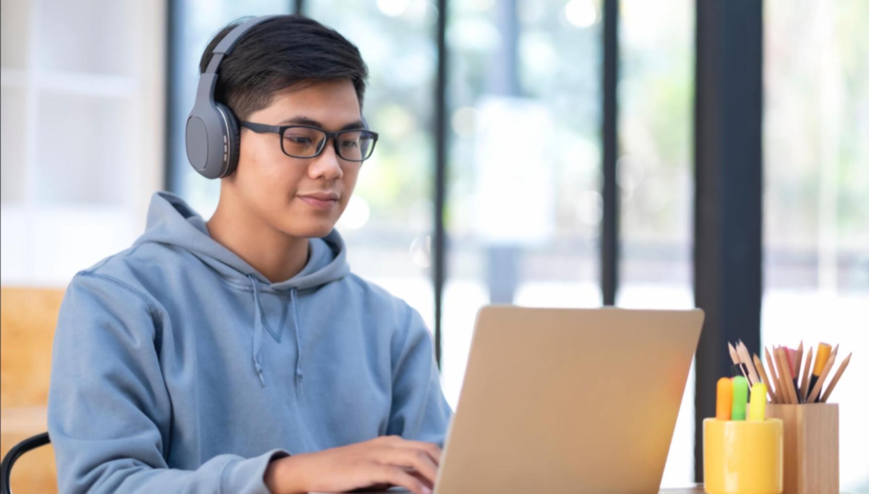 Estudiantes internacionales participando en sesión de aprendizaje colaborativo en línea