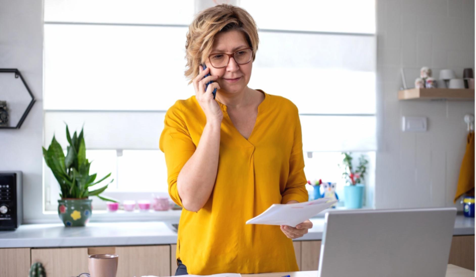 Estudiante concentrado durante sesión de aprendizaje personalizado