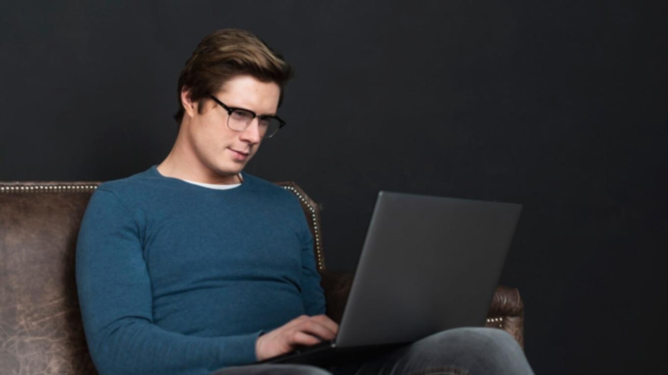 Grupo de estudiantes colaborando en sesión de aprendizaje