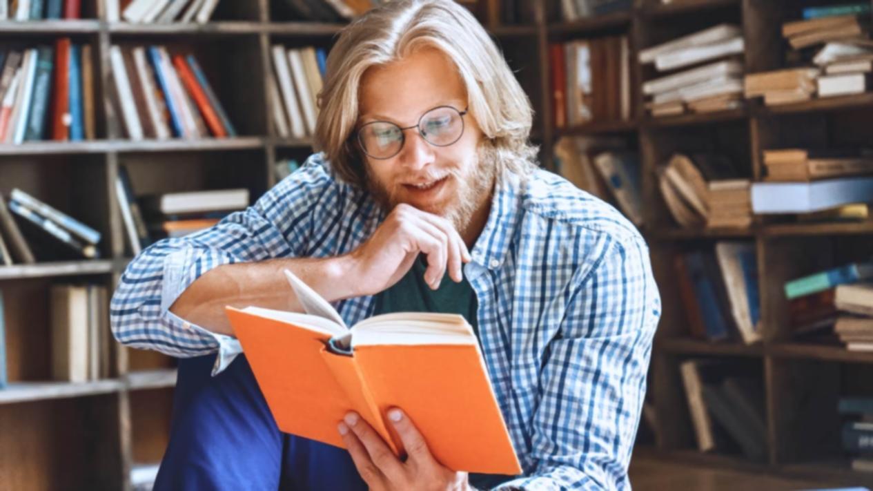 Instructor proporcionando apoyo personalizado durante sesión