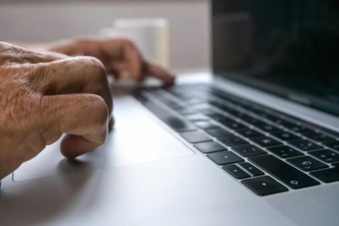 Estudiantes colaborando en análisis de presupuesto educativo