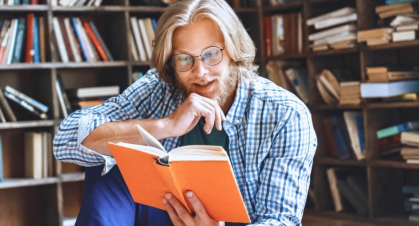 Instructor guiando estudiantes durante clase en línea interactiva